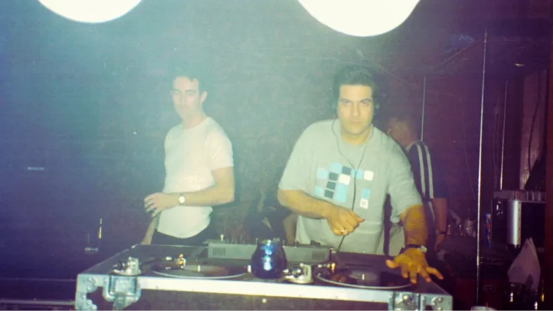 Gab Oliver playing vinyl at Sunny | BALANCE MUSIC